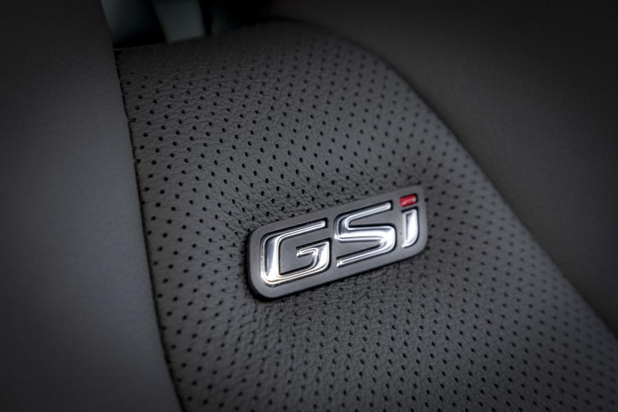 Детали интерьера Opel Insignia GSi Sports Tourer 2017 года  (фото 36 из 40)